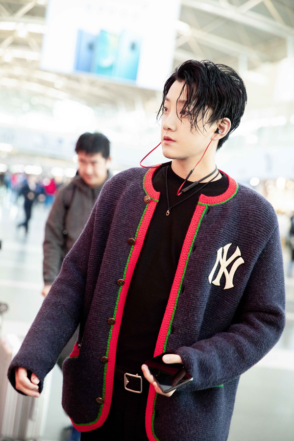 范世錡湿发现身机场 与箱子玩耍童趣十足