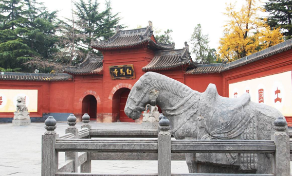蔡愔,秦景给两个沙门引路,用白马驮着佛像和章佛经,回到了洛阳
