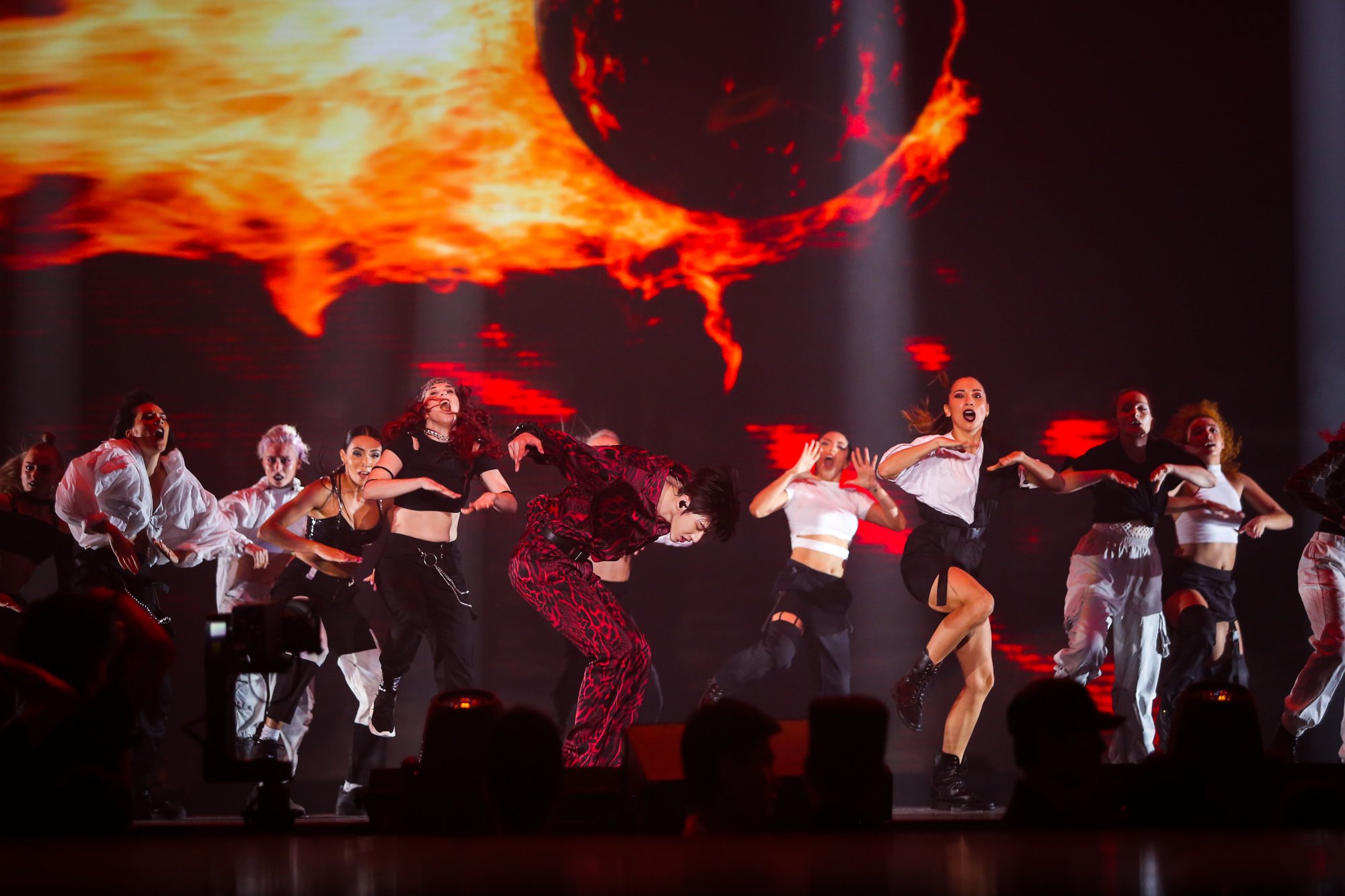 蔡徐坤用新歌回应争议,创作背景忧伤感人,劲歌热舞燃爆全场!