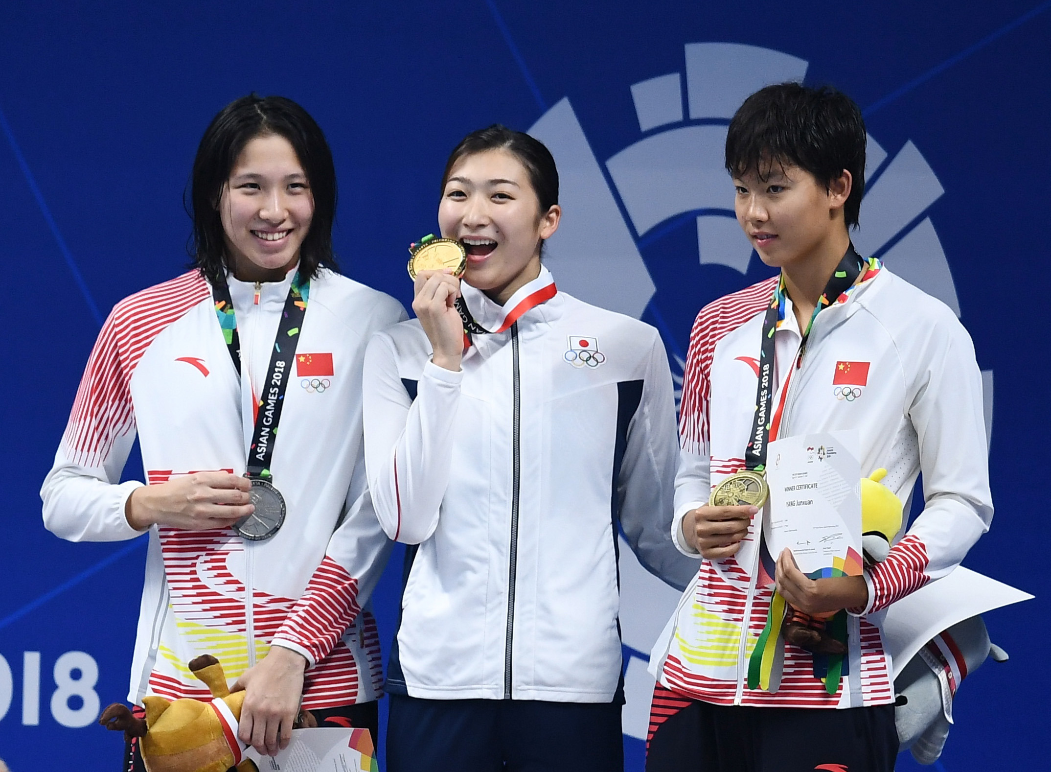 游泳——女子100米自由泳颁奖仪式举行(1)