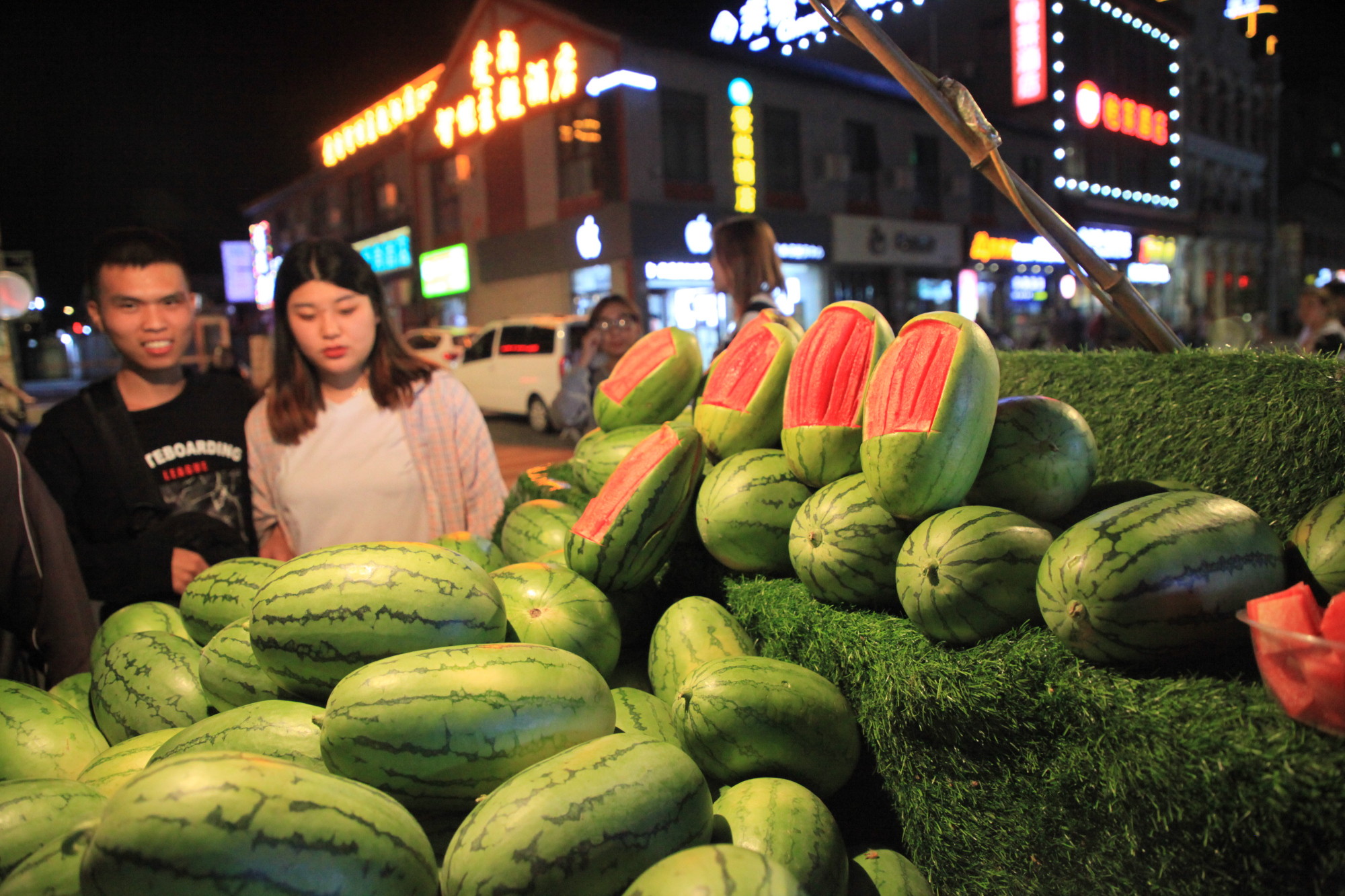 河南大爷街头卖西瓜3块钱一斤,却能引人抢购,只因这瓜个头小