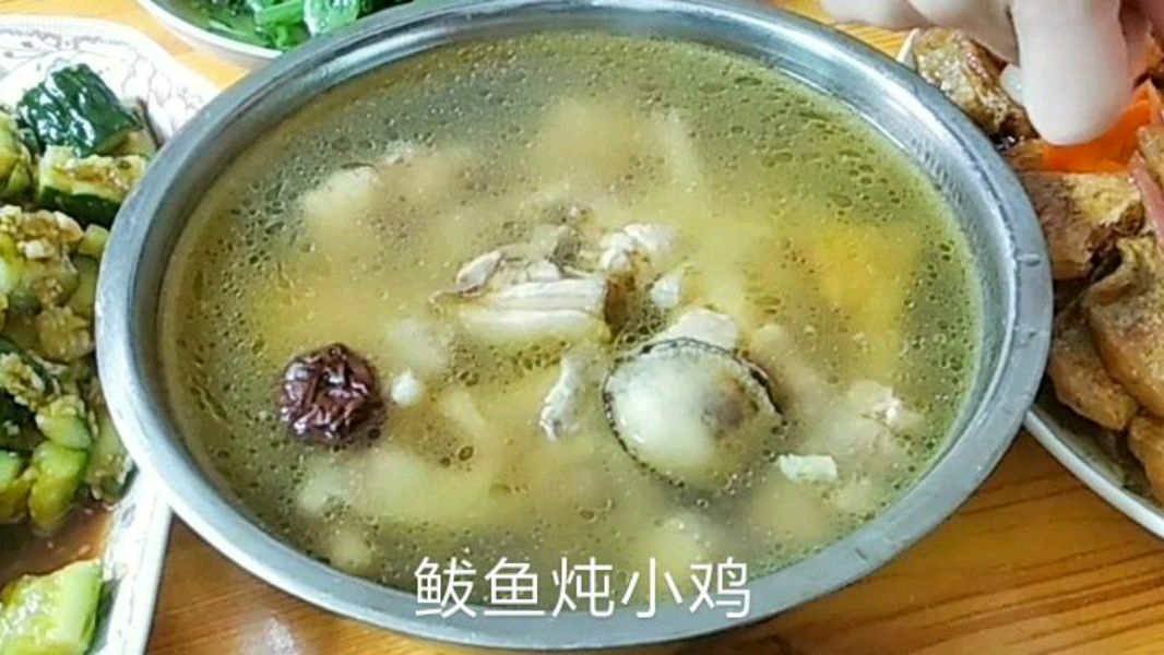 空心菜.酸辣带鱼.拍黄瓜.油淋茄子.鲍鱼炖小鸡汤