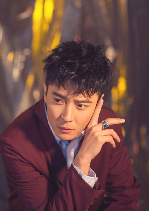 张丹峰率性干练的短发,身穿牛仔套装搭配白色t清新帅气,俊朗的五官高