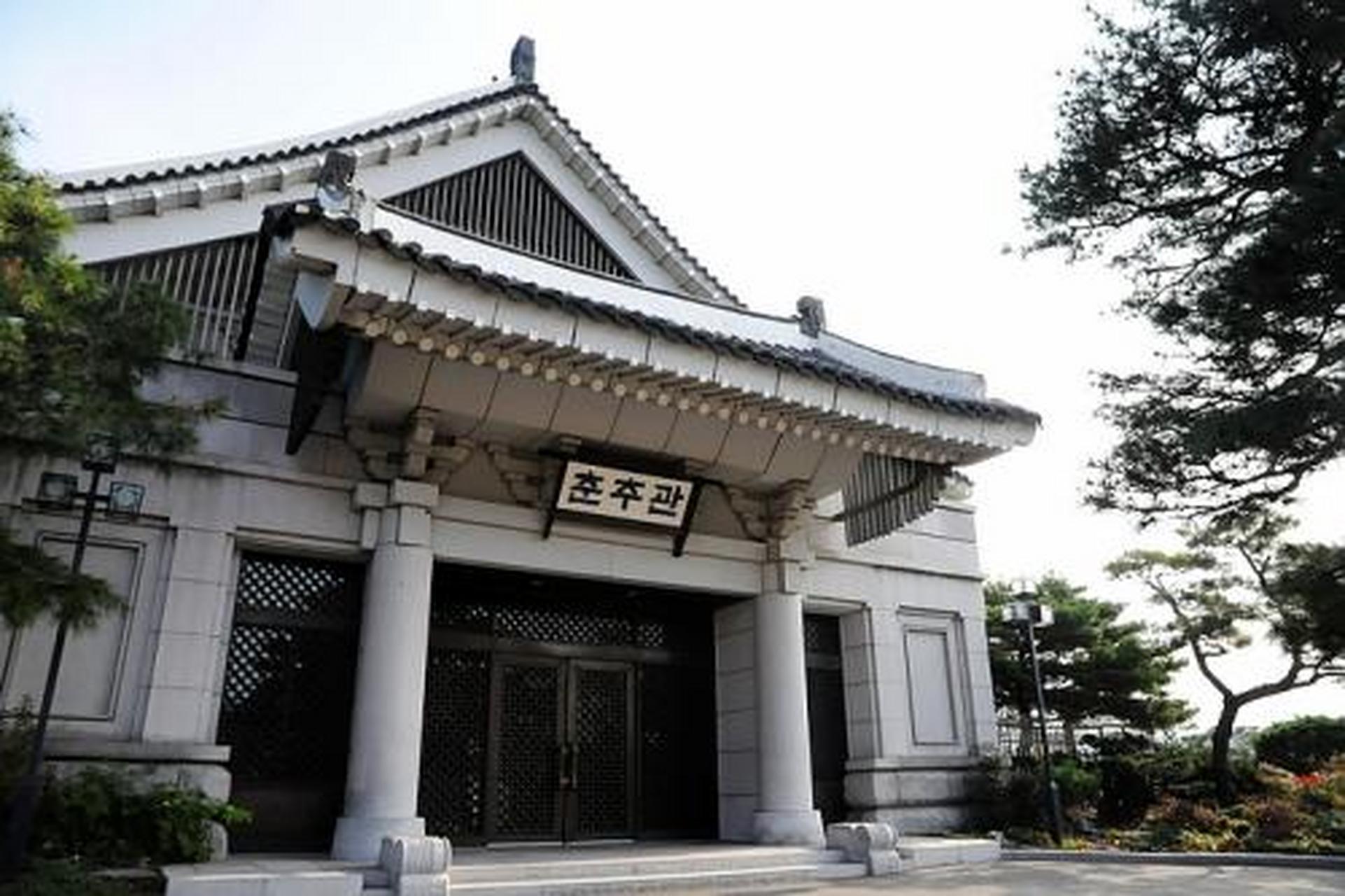 韩国总统官邸青瓦台位于首尔钟路区世宗路一号.