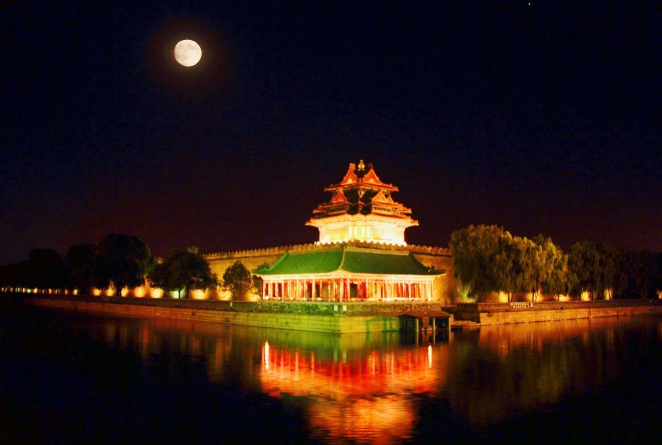 北京紫禁城举办元宵节灯会:持续两天,现代化灯火辉煌笼罩紫禁城