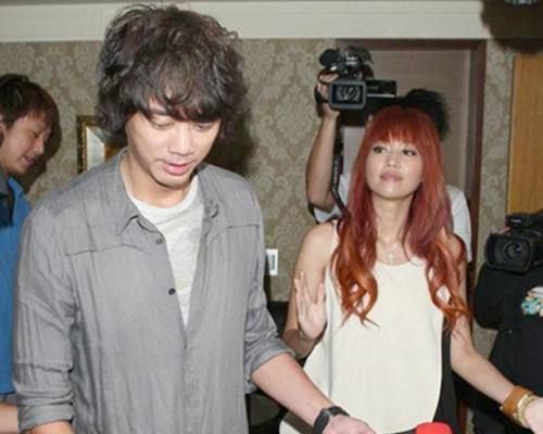 歌手信晒与女儿合照,18岁的小丸子身高180,生母身份被扒