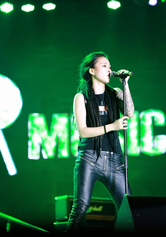 她因好声音成名,后两次登上《蒙面》舞台,如今27岁却无人识