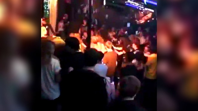 俄罗斯的夜总会,黑帮老大在打架,场面壮观了