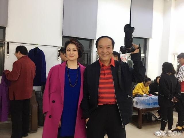 于月仙录制节目,牛群,赵忠祥等明星合影