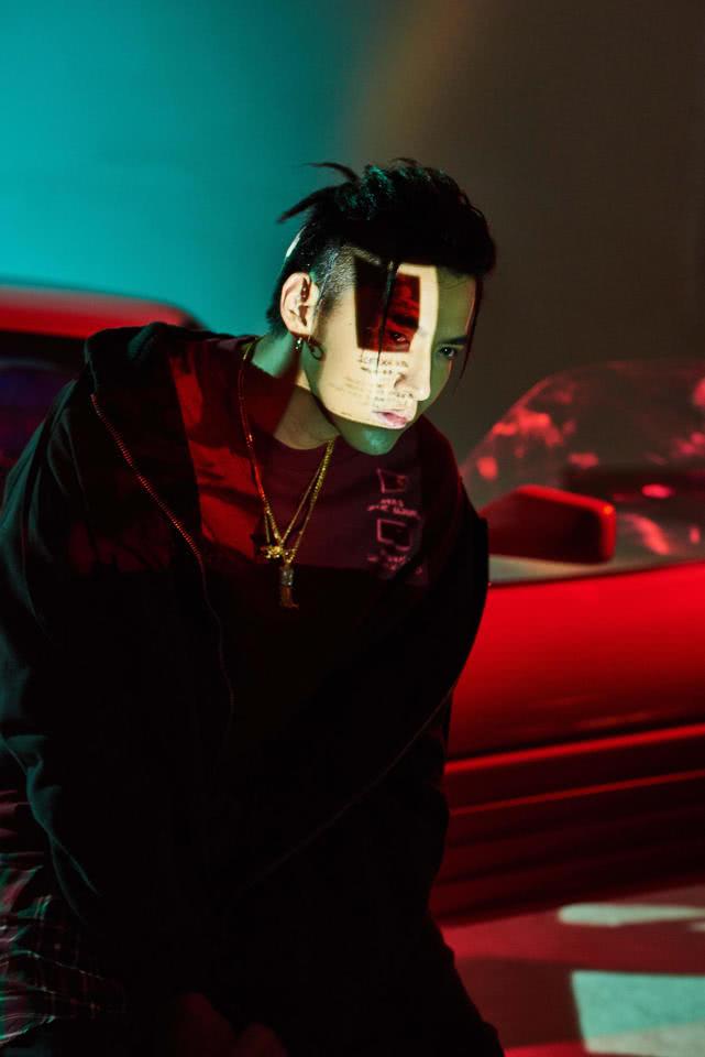 顶级说唱歌手travis scott回应丑闻,卡戴珊家族金小妹力挺丈夫