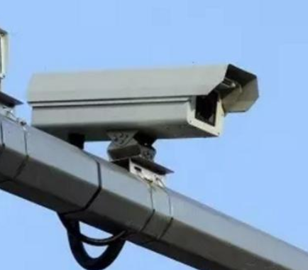 而我们的道路交通状况也变得非常的复杂,而且就连路边的摄像头也多了