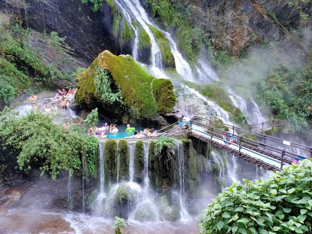 全球唯一的温泉瀑布,景色优美水质好,竟就在我国四川!