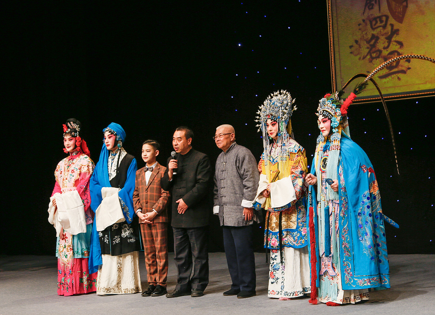 12月7日,内乡宛梆剧团在晁陂镇官路河村小广场上演《杨排风大战双龙谷