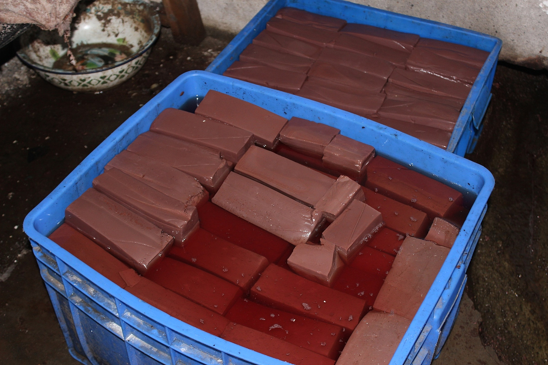 酸菜用清水浸泡10分钟挤干水分切碎,鸭血洗净后切块. 3.