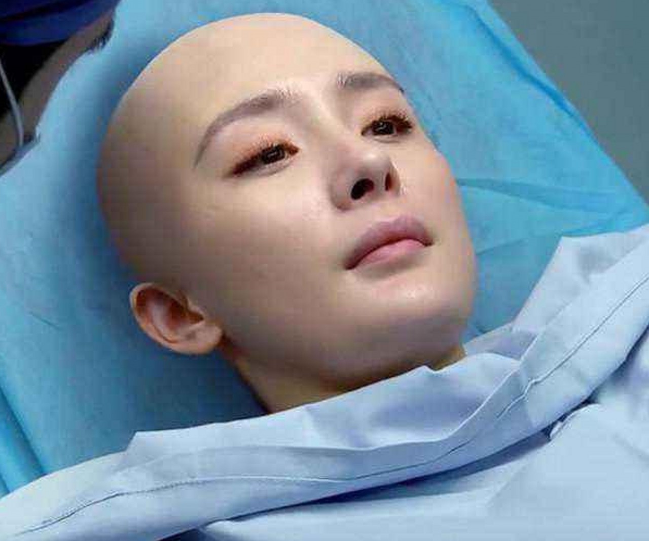 张雪迎光头还是非常惊艳的,尽管不是真正的剪头发.