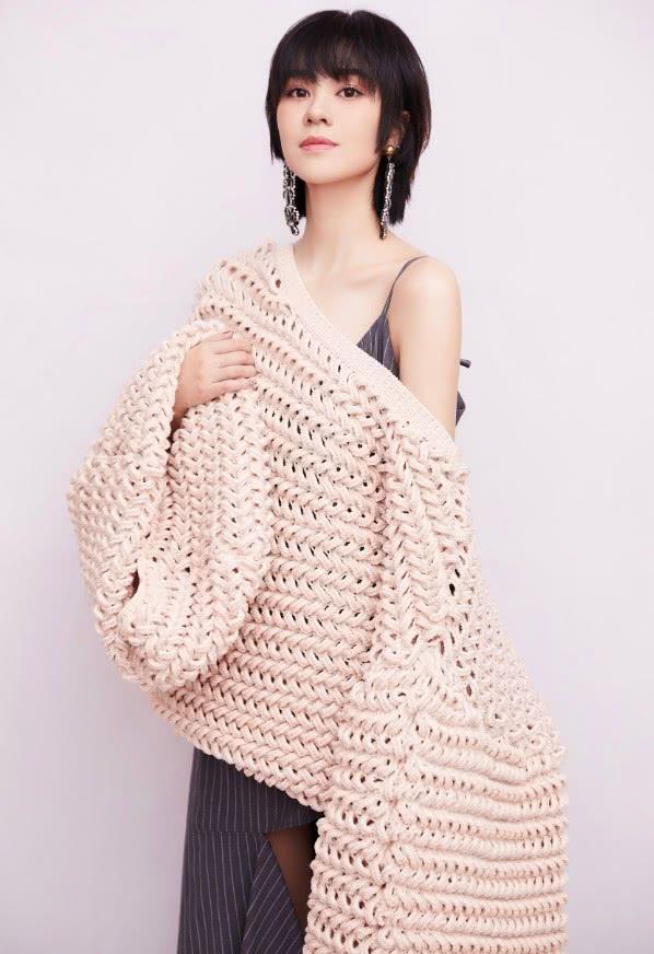 郁可唯穿裸粉色毛衣白色袜靴 非常时髦