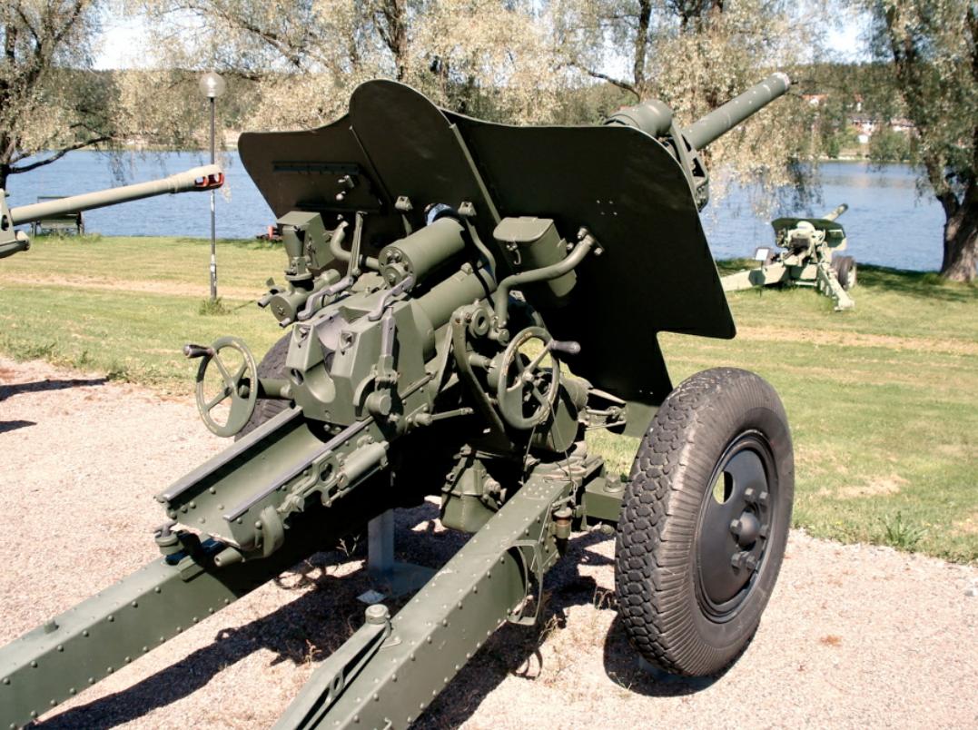 图为d-44 85毫米口径野战炮,战斗重量约1.7吨,最大射程15.6公里.