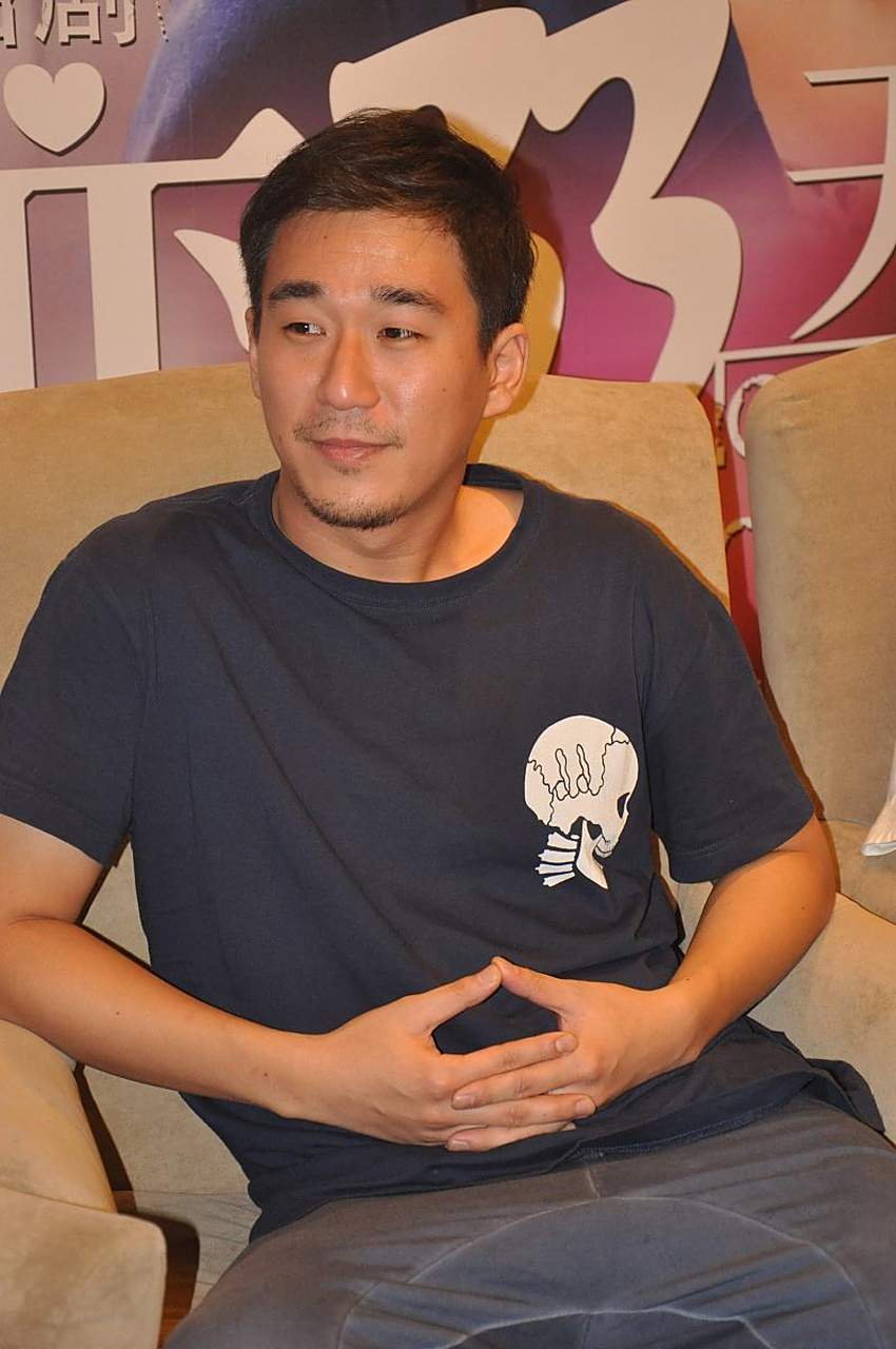 张国立儿现踪泰国,晒千万豪车,沉迷抽雪茄  这些年,张国立和张默父子