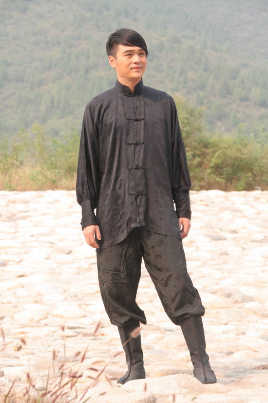 18岁一曲成名,最红时生意失败靠借钱维生,如今沉寂多年被遗忘