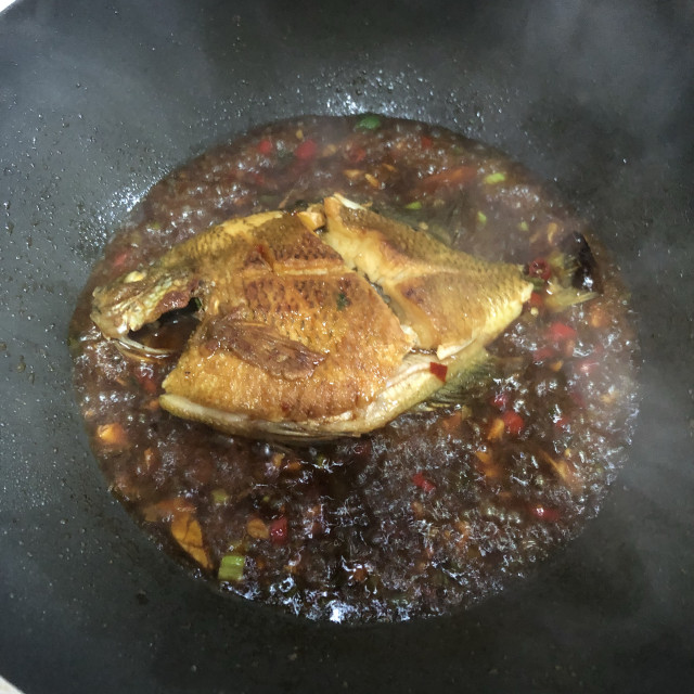 红烧太阳鱼,酱香浓郁,鲜美下饭