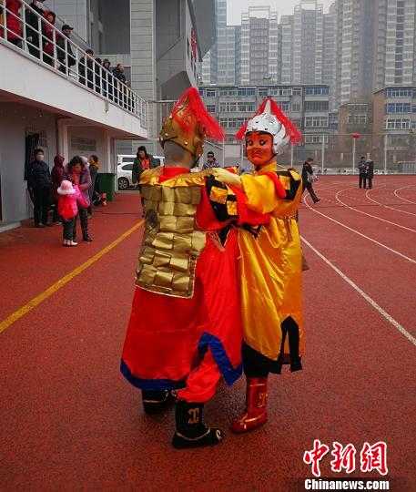 中国传统社火表演"二鬼摔跤"受热捧