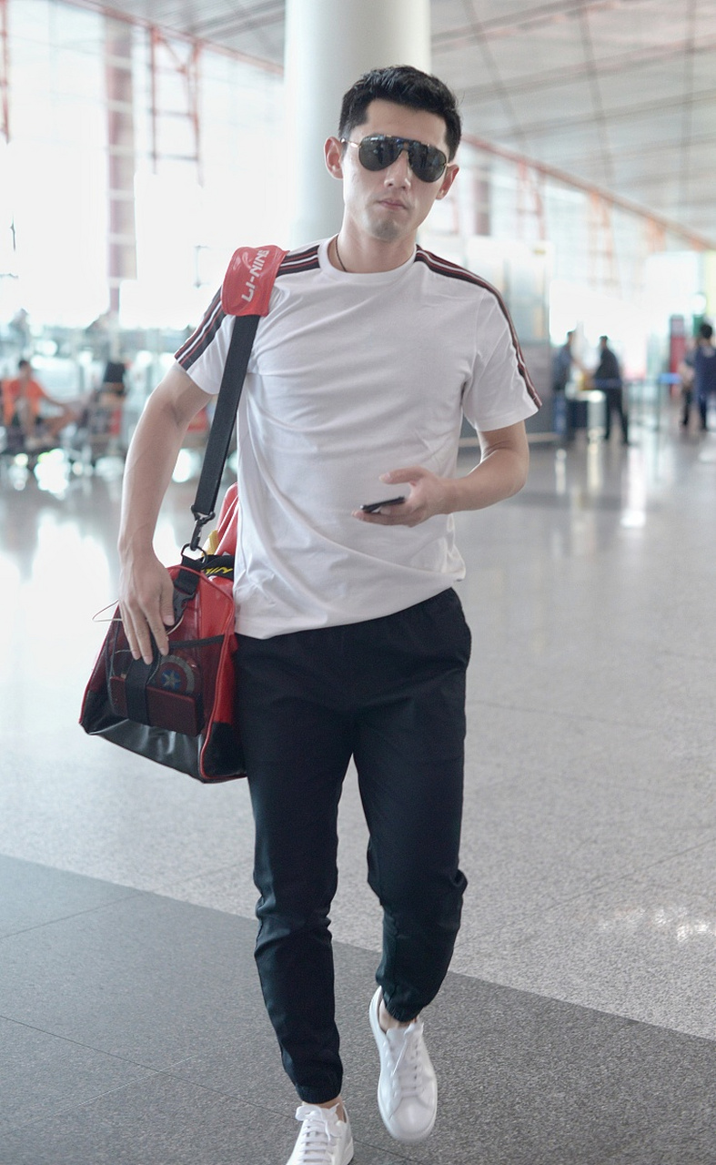 今天要给大家分享的话题是:张继科若真传播私密景甜视频,会面临什么