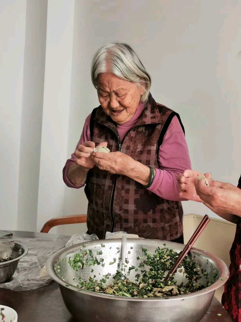 包饺子和奶奶对比照图片