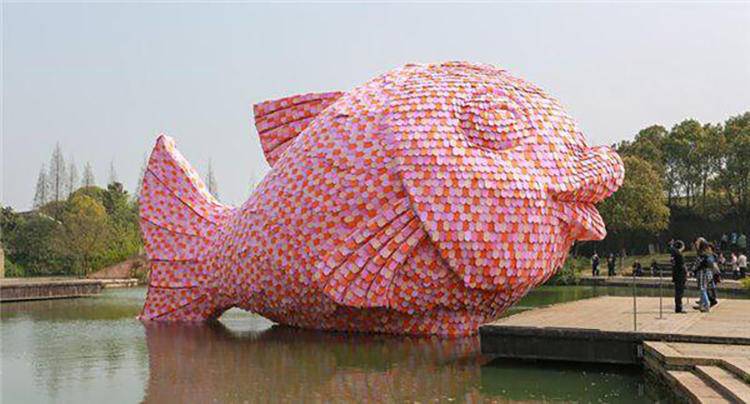 2016年乌镇国际当代艺术邀请展上的"浮鱼",更是令人流连忘返.
