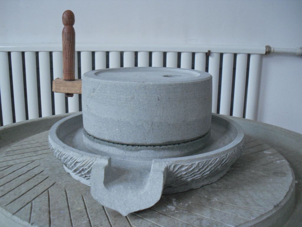 百度爱采购首页 商品专题_石磨豆子图,乡村人在磨豆腐