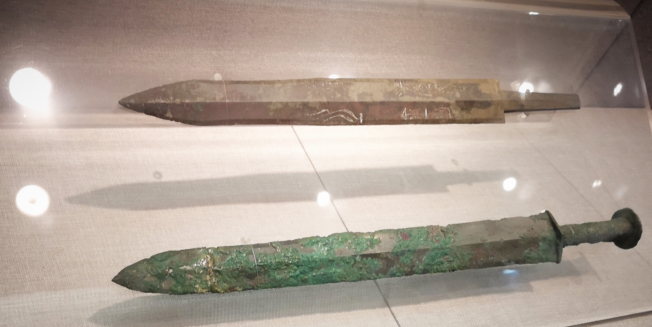 洛阳博物馆馆藏两把春秋铜刀剑,一件是1974年出土的《繁阳之金》铜剑