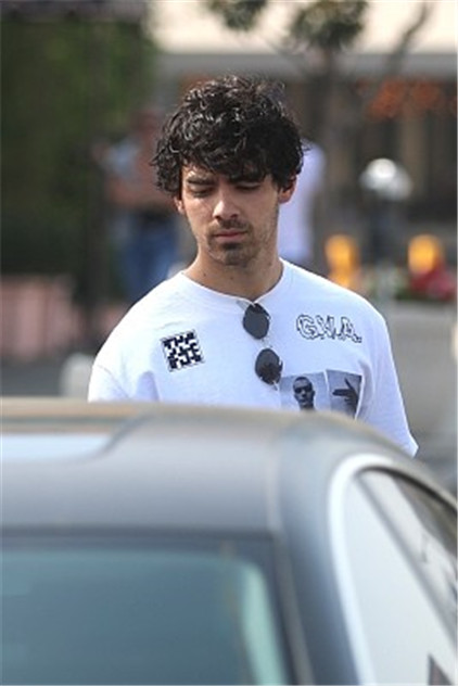 乔·乔纳斯亮相街头,外出约会享悠闲,一脸严肃大摆"冰山脸"