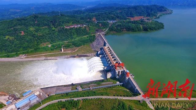 洪江市:托口水电站开闸泄洪腾库