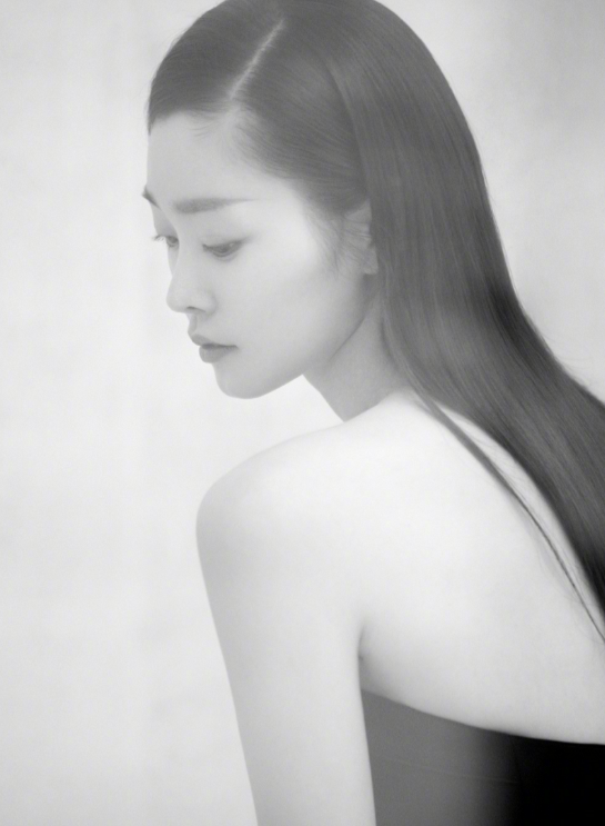 宋轶拍性感写真,完美侧颜,网友:这个侧颜我给满分