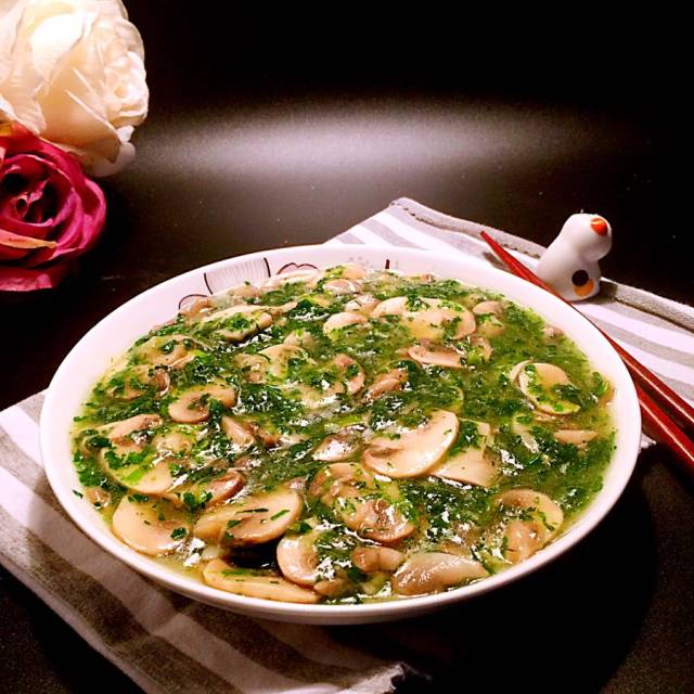 荠菜蘑菇,只需要两种食材就能搞定,颜值与每位并存呢