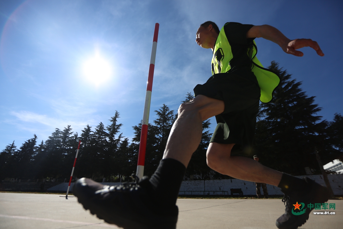 进行蛇形跑考核.胡程 摄