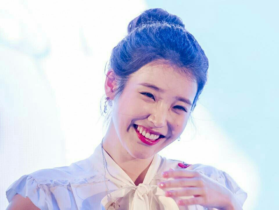 iu,一个笑起来傻傻的甜甜的女孩子!