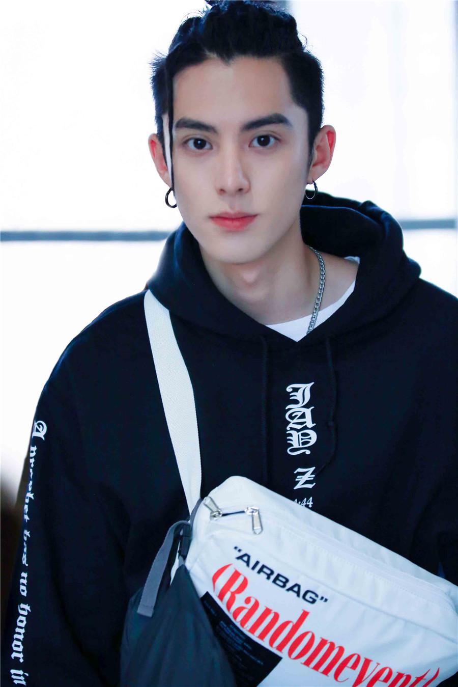 王鹤棣帅气高大可爱,还能在日本走红,f4组合成员们好评多多