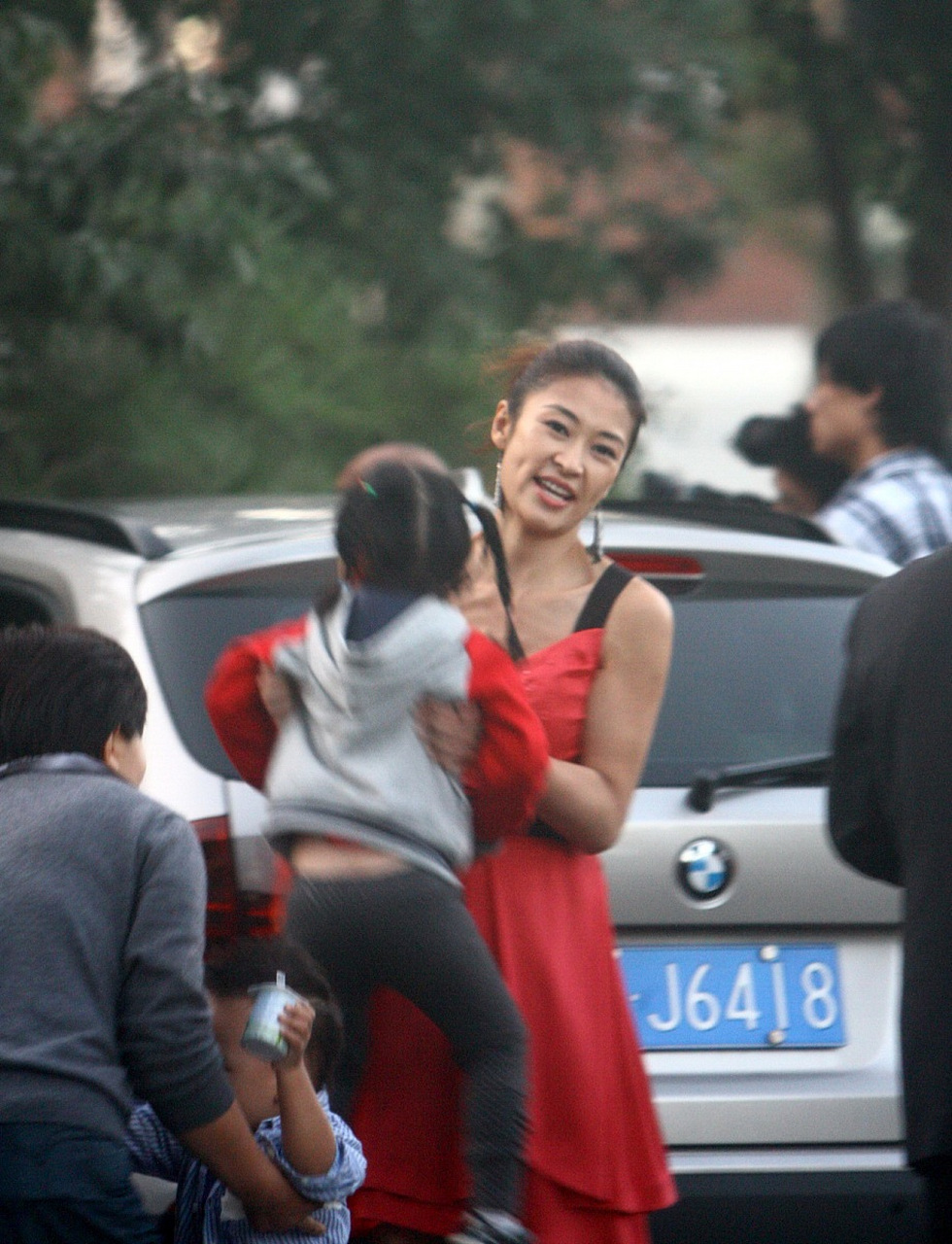 一次,梁静与黄渤一起在外拍戏,休息期间,梁静就给女儿打电话.