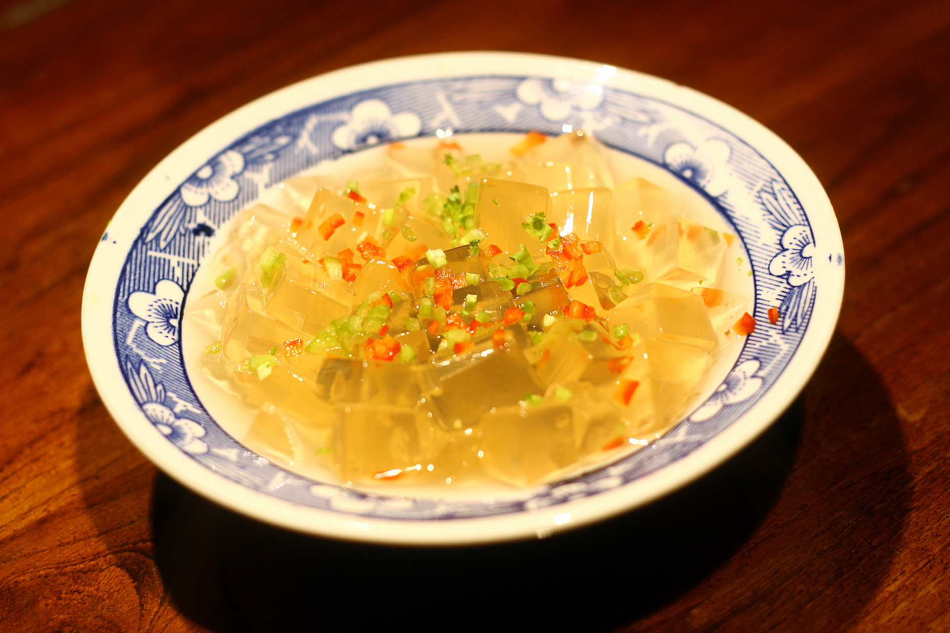 应县凉粉是山西省应县的一道传统美食,以其经济实惠,口感清爽,味道鲜