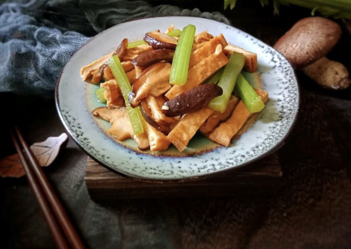 香菇芹菜炒豆干,低脂又营养,做法简单快手10分钟上桌