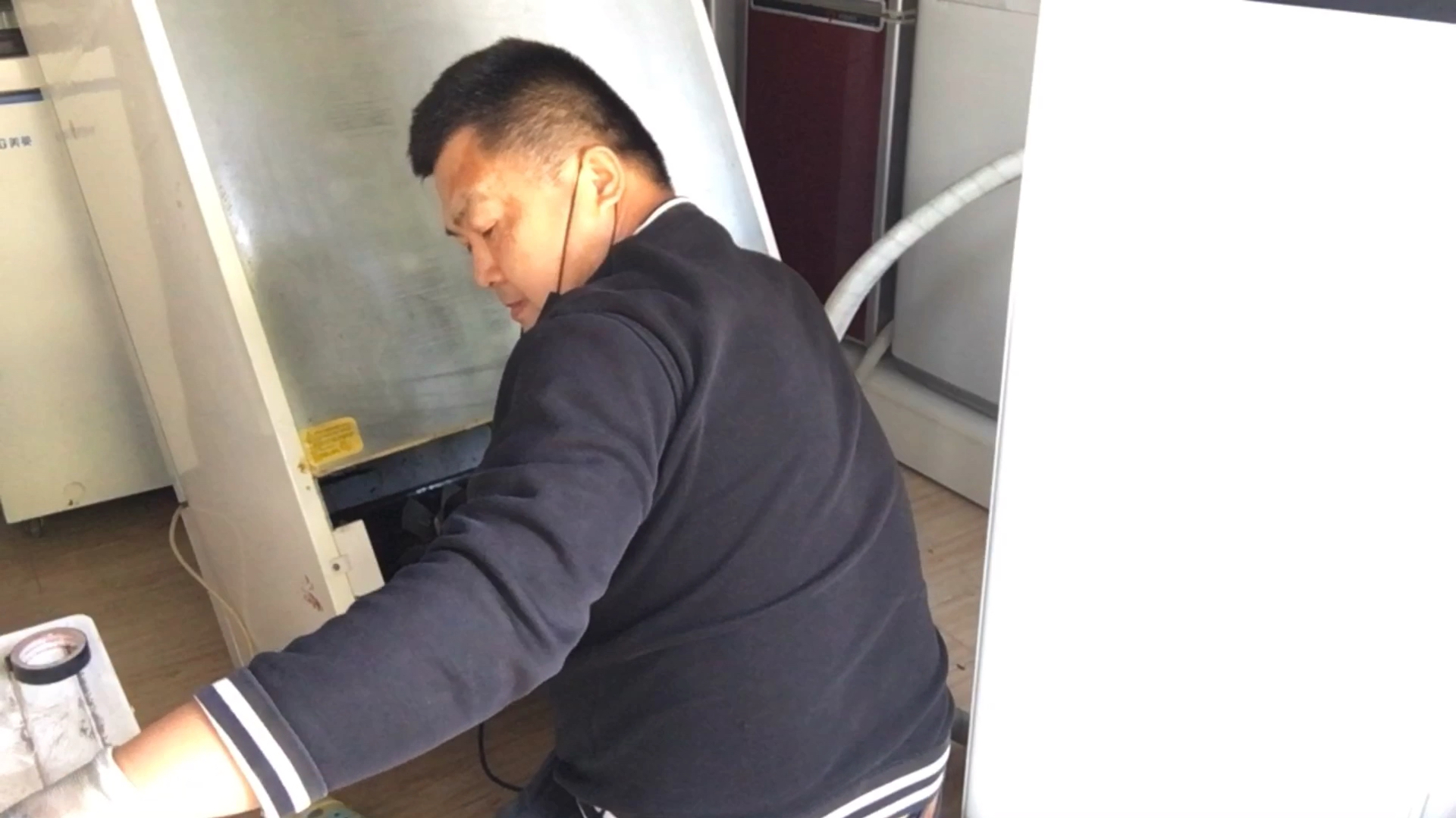 立式冷藏柜制冷效果时好时坏是它坏了花20几块钱换上就好了