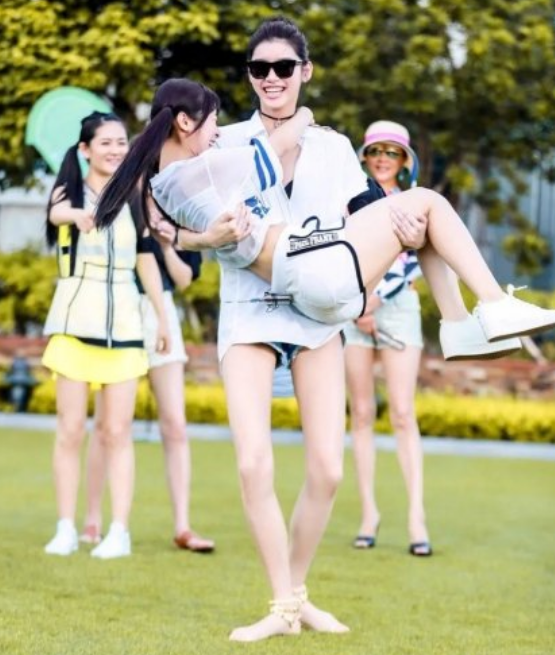 女星"公主抱"见体重,李兰迪要两人抬梯子,陈伟霆男友力太撩!