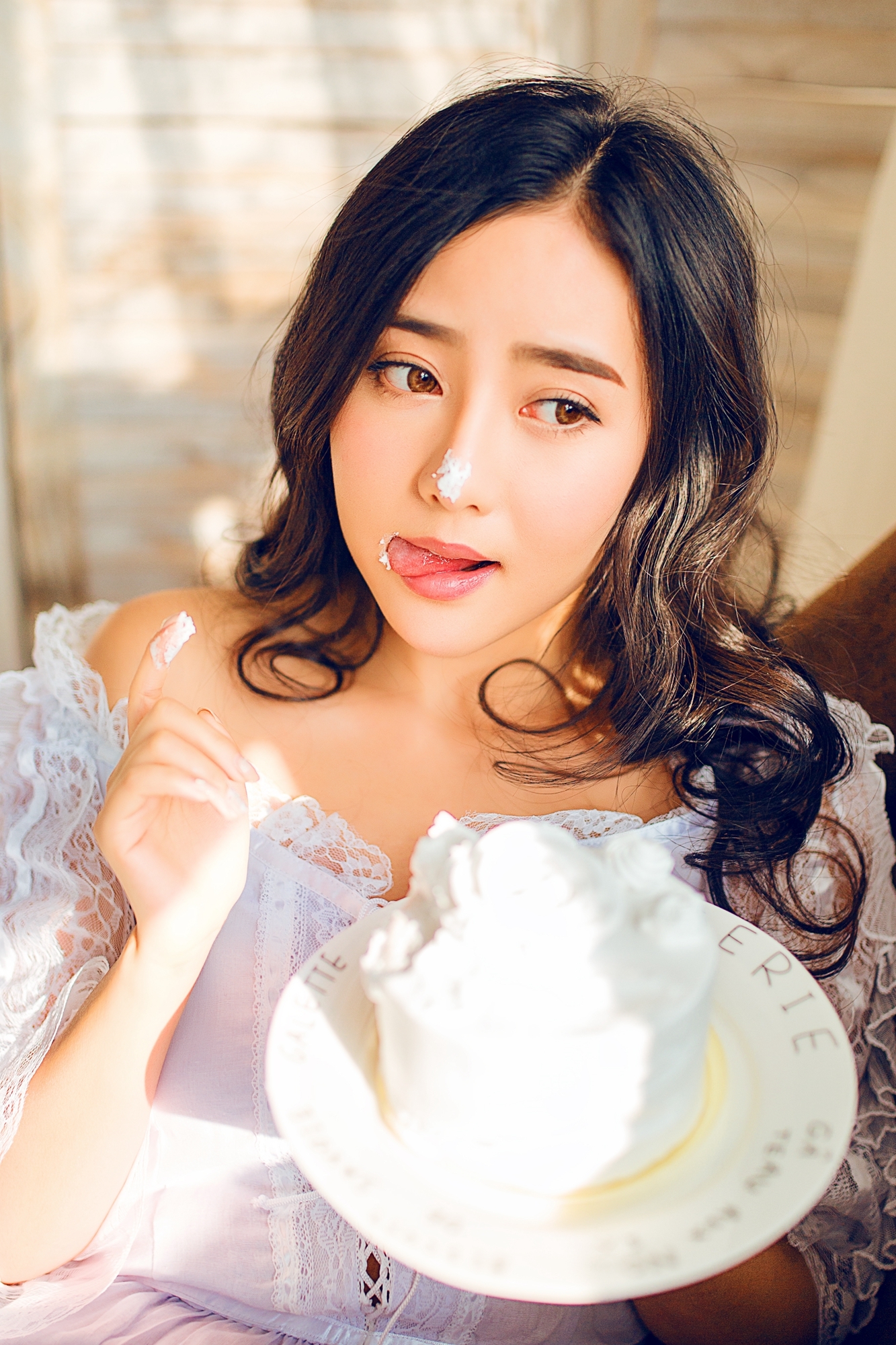 美图摄影:慵懒的午后 五官精致的感性女孩享受着美好时光!