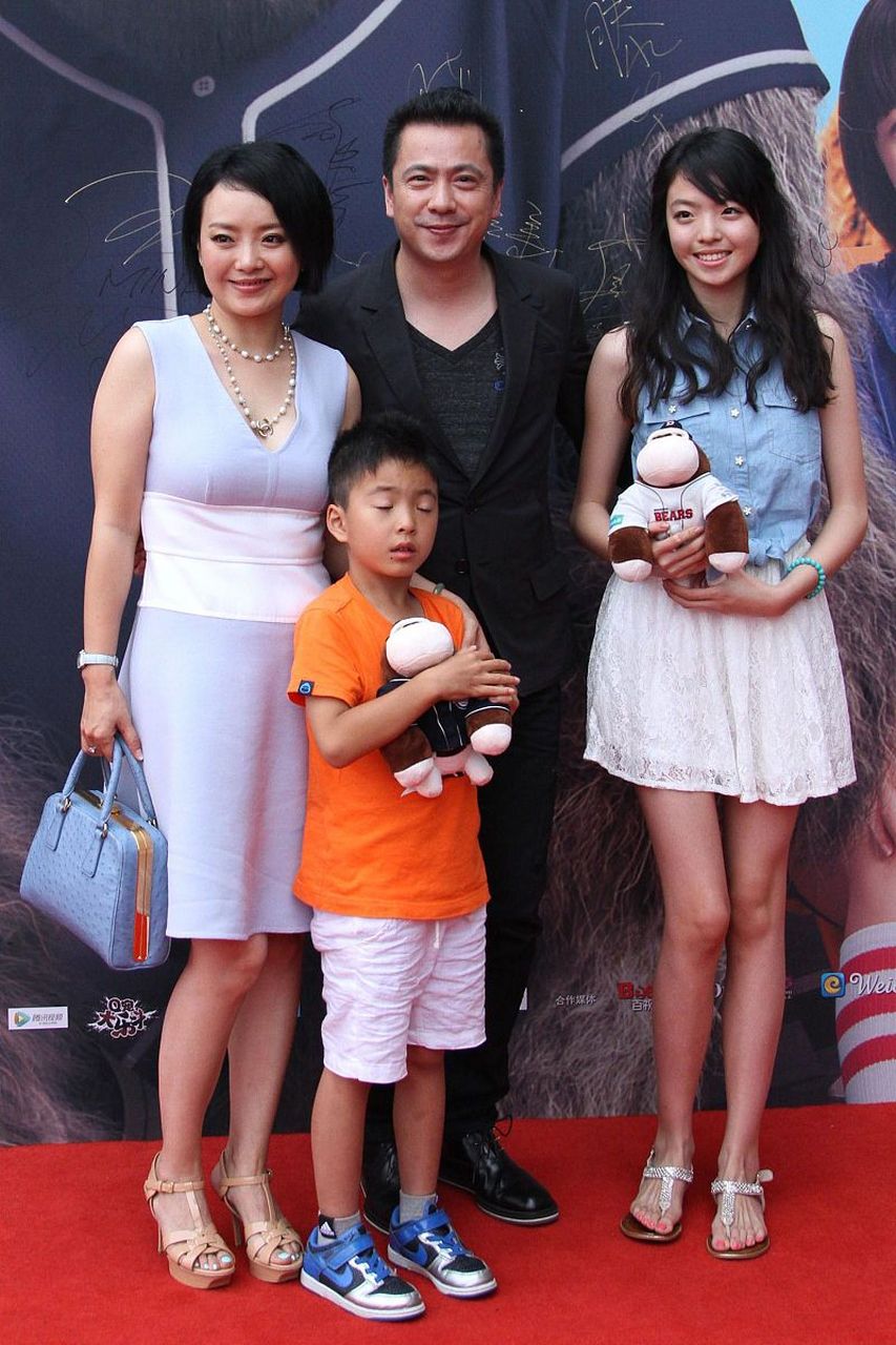 王中磊:"这床垫为什么有两张?"黄磊:"晚上你在我们中间选一个陪睡的.