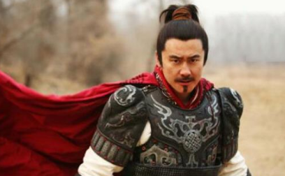 中国古代将军打仗时,为什么会系上披风?答案说来简单