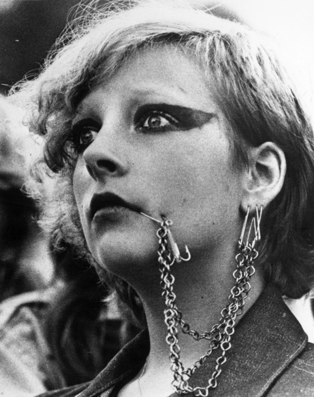 70年代的朋克风格,别针占据了非常重要的位置