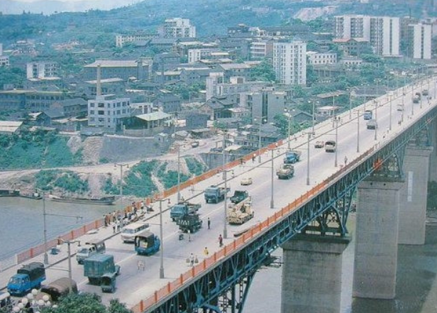 图为80年代初的嘉陵江大桥,也是重庆城区的第一座跨江大桥.