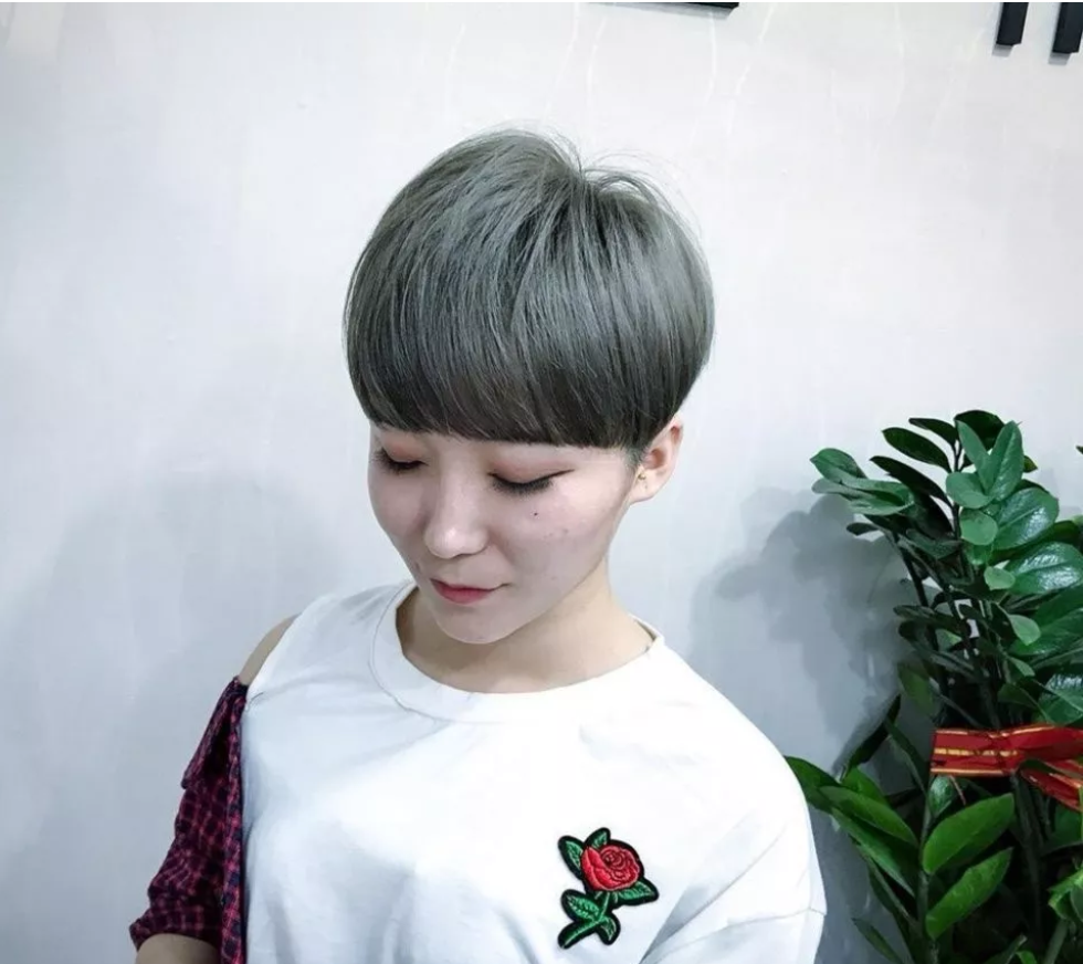 时尚的年轻女性,选择"立体短发"造型,越剪短,越精致漂亮!