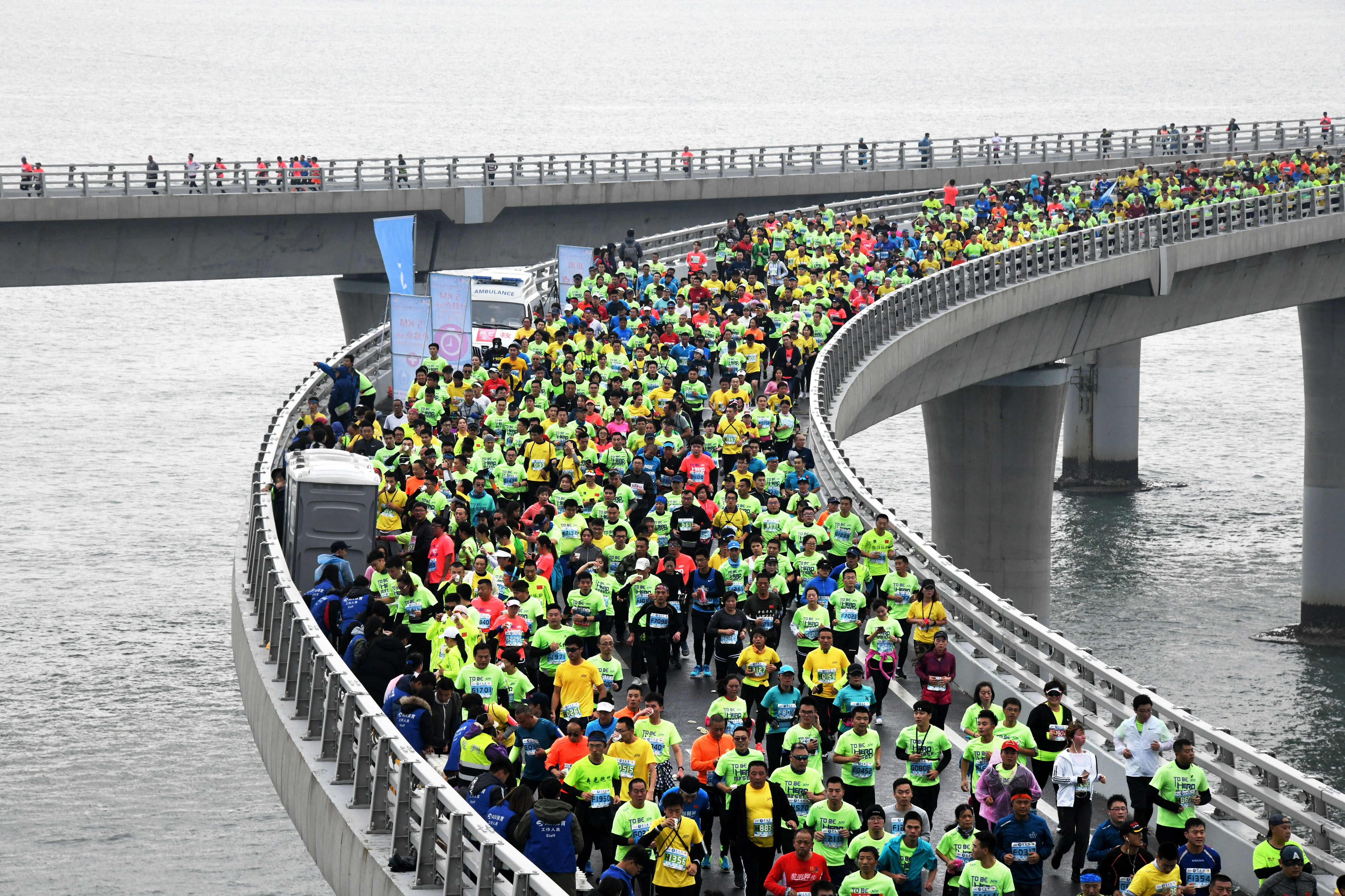 当日,2018青岛海上马拉松鸣枪开跑,吸引了逾20000名跑友分别参加