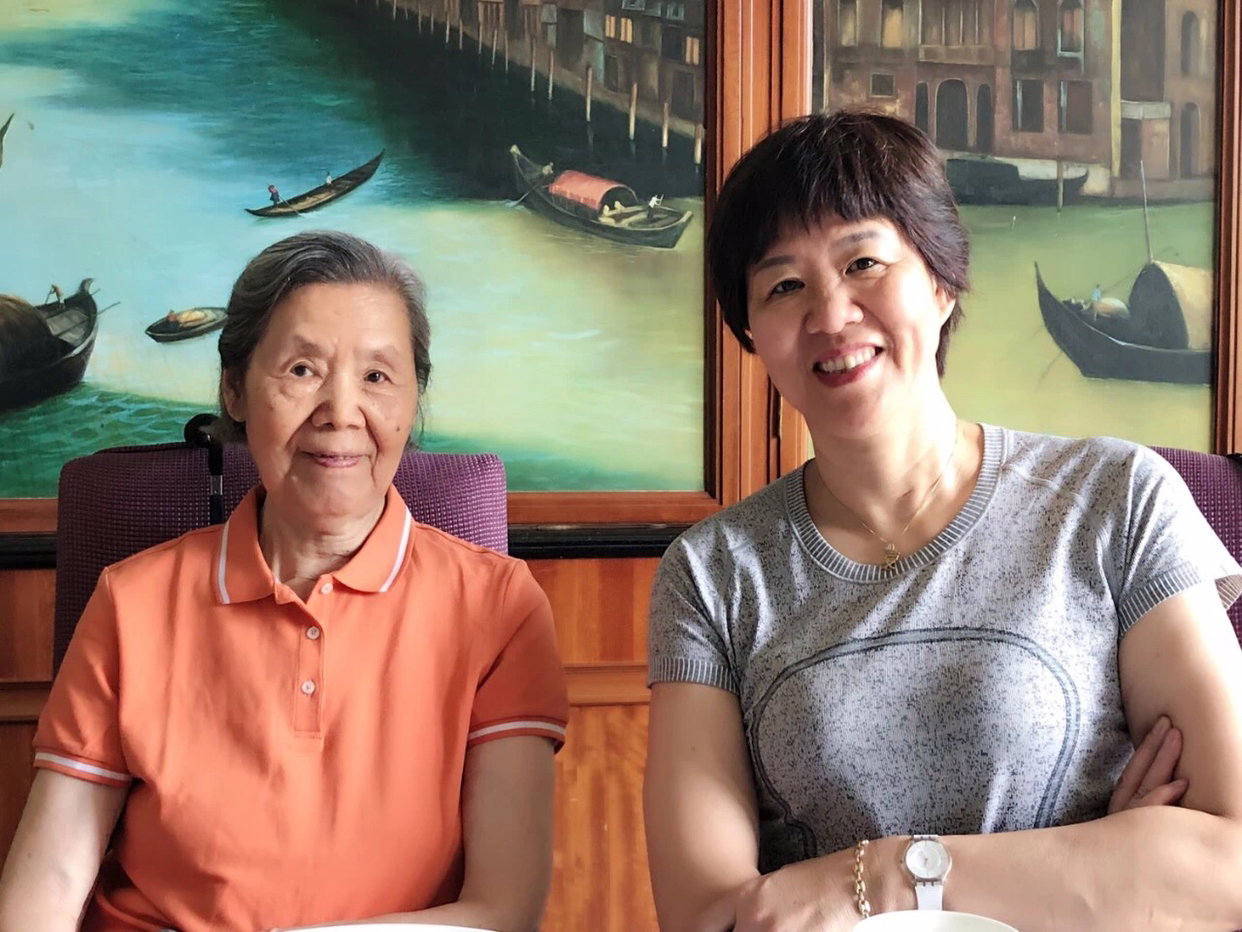 5月12日是母亲节,女排将士和妈妈们的合影来了,祝每一位妈妈节日快乐